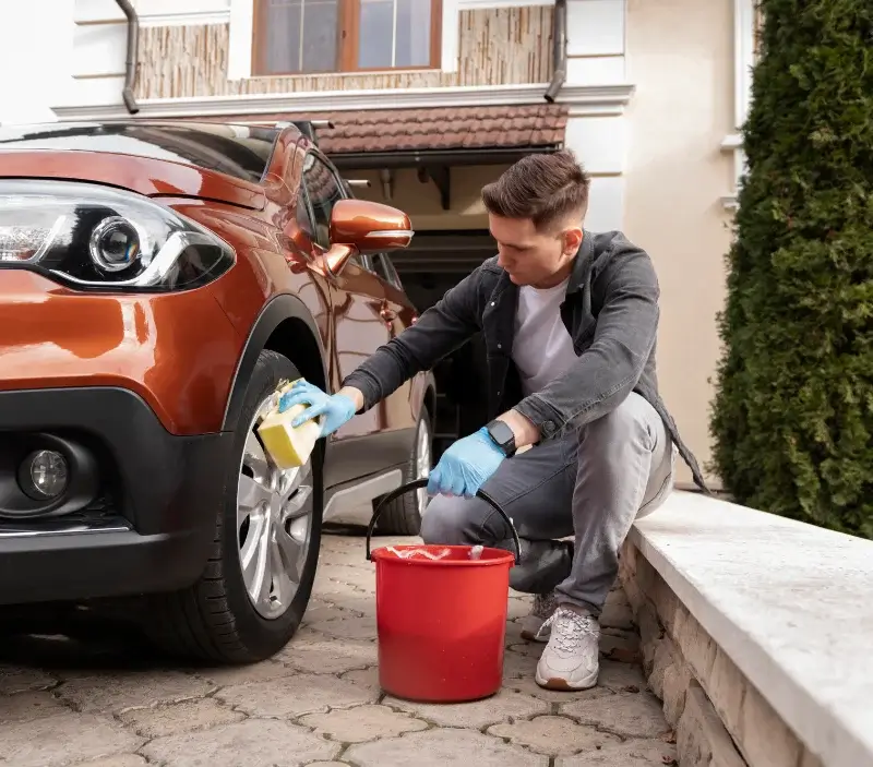 Lavage auto à domicile Ardenais : professionnel intervenant sur un véhicule